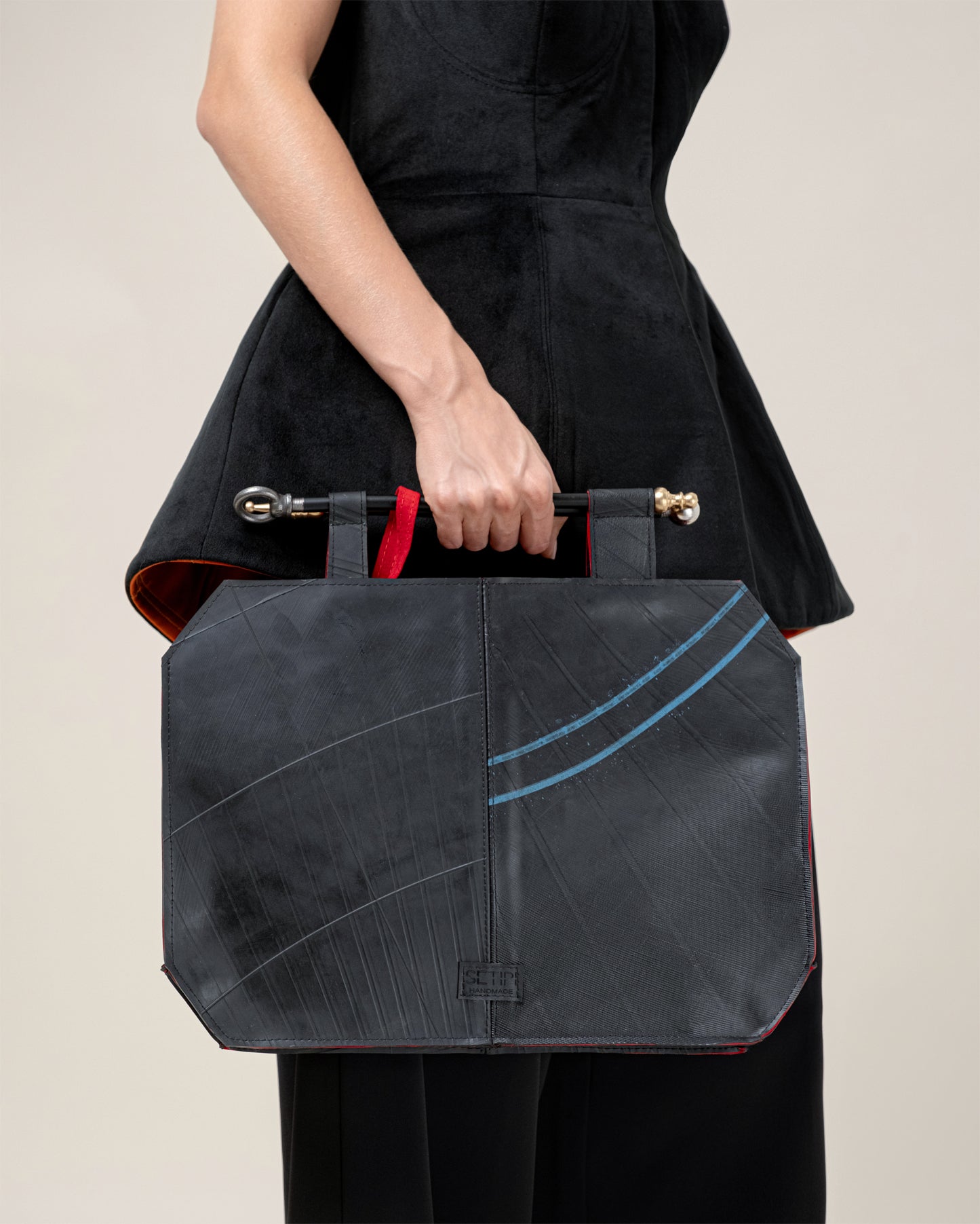Axis Handle Bag – QueShow